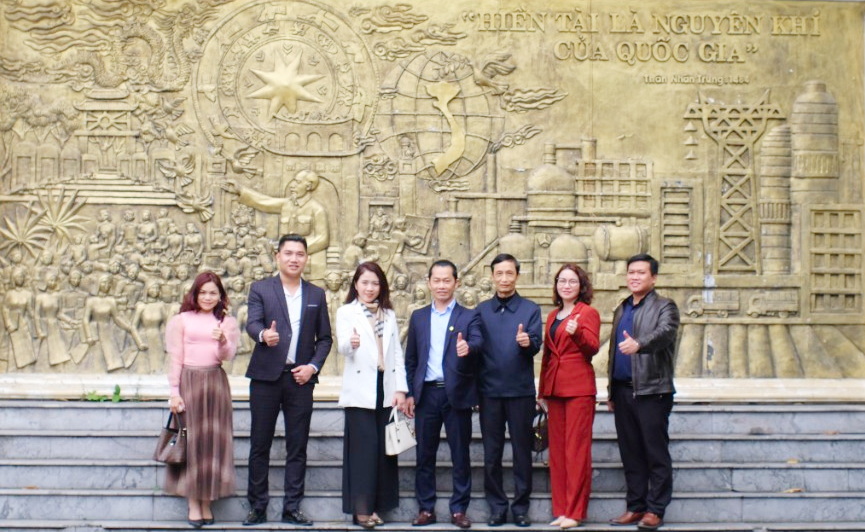 Các thành viên CLB Doanh nhân giao thương Hà Nội chụp ảnh lưu niệm với BGH trường PTTH Hùng Vương