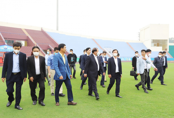 Đoàn đi thăm sân vận động Việt Trì nơi diến ra vòng loại môn Bóng đá nam SEA Games 31