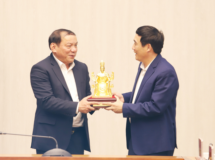 Bí thư Tỉnh ủy Phú Thọ- Bùi Minh Châu tặng bức tượng Quốc Tổ Lạc Long Quân cho Bộ trưởng Bộ VHTT&DL -Nguyễn Văn Hùng