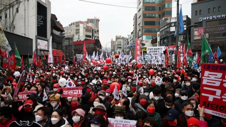 Những người ủng hộ tổng thống đắc cử của Hàn Quốc Yoon Suk-yeol tập trung tại Seoul vào ngày 1 tháng 3, Các cuộc biểu tình dẫn đến cuộc bầu cử có thể đã góp phần làm tăng số trường hợp COVID-19 ở đó.