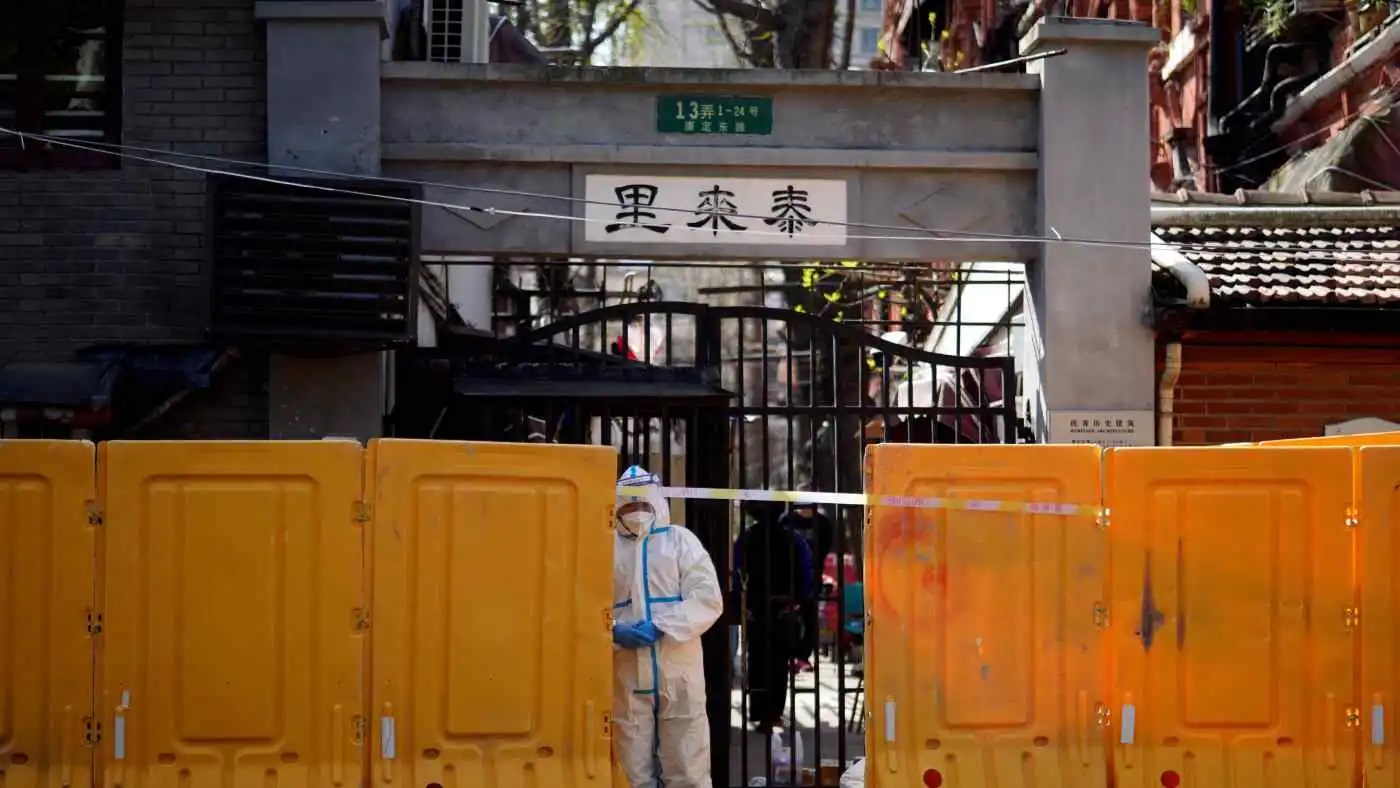 Một công nhân phong tỏa khu dân cư ở Thượng Hải. Nền kinh tế Trung Quốc đã phải chịu những hạn chế nghiêm ngặt nhằm hạn chế sự lây lan của COVID-19. © Reuters