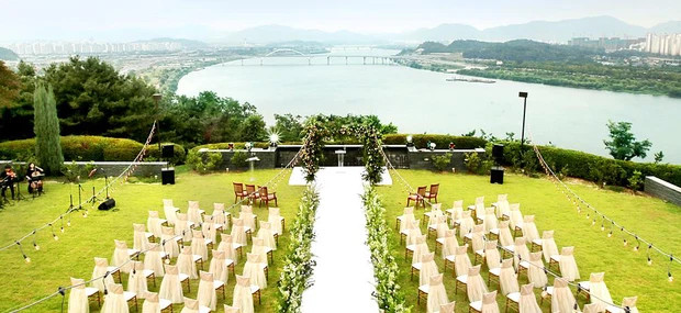 Nơi tổ chức nghi lễ kết hôn nhìn ra thẳng ra sông Hàn và núi Acha