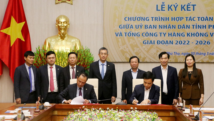 Chủ tịch UBND tỉnh Phú Thọ- Bùi Văn Quang và các đại biểu chứng kiến lễ ký kết chương trình hợp tác toàn diện giữa UBND tỉnh Phú Thọ với Tổng Công ty Hàng không Việt Nam, giai đoạn 2022 - 2026