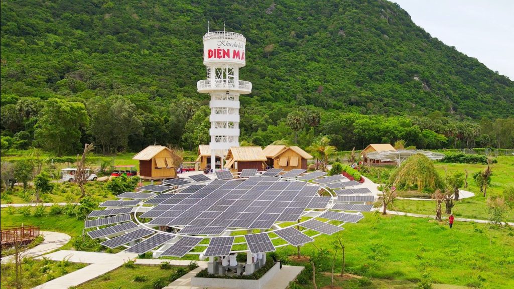 Anhao Solar Prairie stands out with more than 500,000 solar panels covering an area of about 275 hectares. Solar panels are installed in series, creating an attractive 