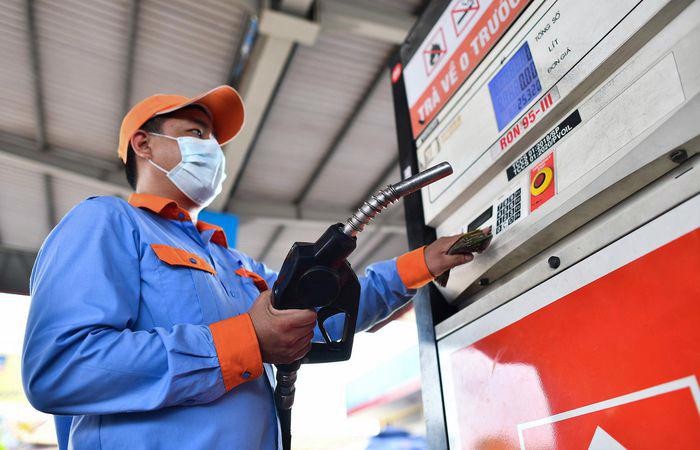 Petrol prices tumbled more than VND1,000/litre on April 1 after environmental protection tax rates were axed by VND2,000/litre, which were in effect the same day