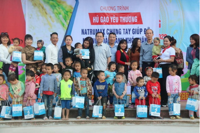 Đoàn thiện nguyện Natrumax tại trường Mầm non-TH-THCS số 2 Tà Phời, Tp Lào Cai (Cô Thủy người mặc áo phông trắng đứng thứ 3 hàng thứ 2)