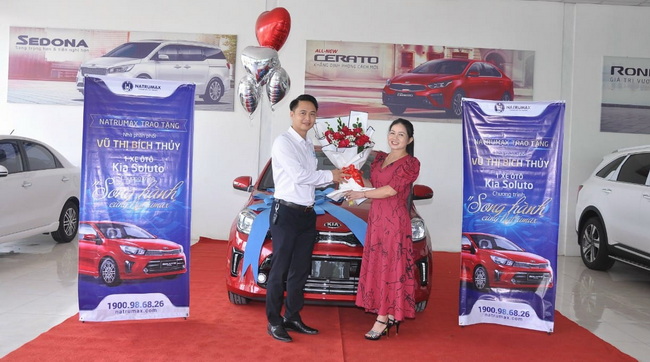 Cô Thủy nhận xe ô tô Kia Soluto - Giải thưởng cao nhất do Công ty trao tặng tại Chương trình 