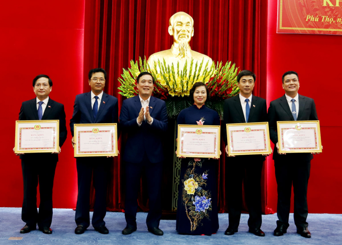 Bí thư Tỉnh ủy Phú thọ- Bùi Minh Châu tặng Bằng khen của BTV Tỉnh ủy cho 5 Đảng bộ cấp trên cơ sở đạt tiêu chuẩn “Hoàn thành xuất sắc nhiệm vụ” năm 2021