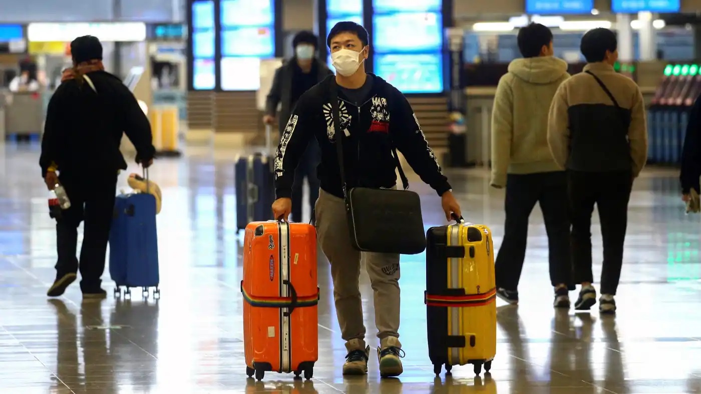 Một du khách tại sân bay quốc tế Kansai ở Osaka, Nhật Bản. © Reuters