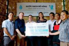 VinaCapital Foundation trao tặng hệ thống lọc nước cộng đồng tại buôn Sút M’đưng, huyện Cư M’gar