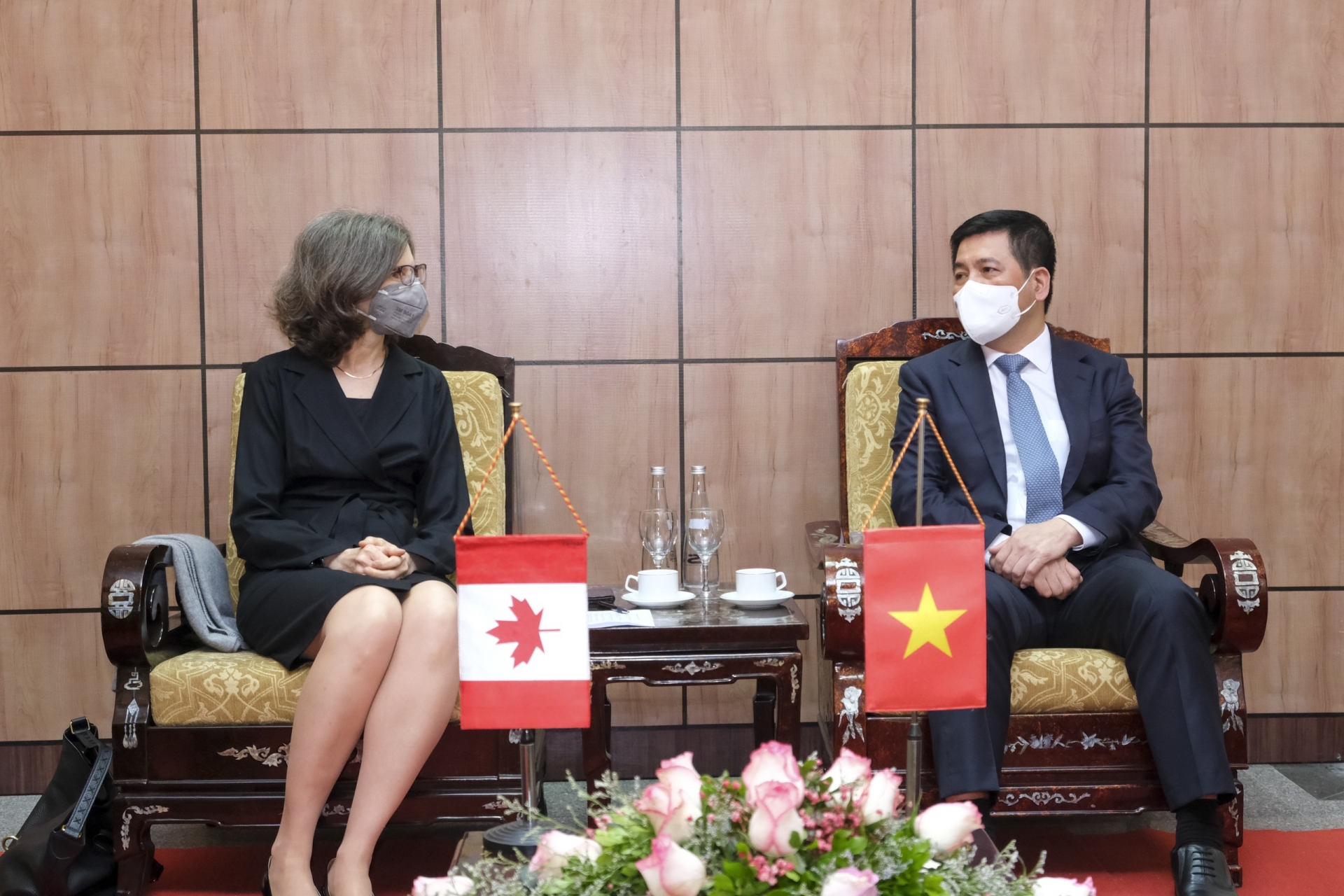Minister of Industry and Trade Nguyen Hong Dien (right) talks with Canadian Ambassador to Vietnam Deborah Paul