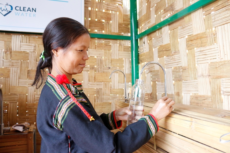 Người dân buôn Sút M’đưng, huyện Cư M’gar sử dụng hệ thống nước sạch