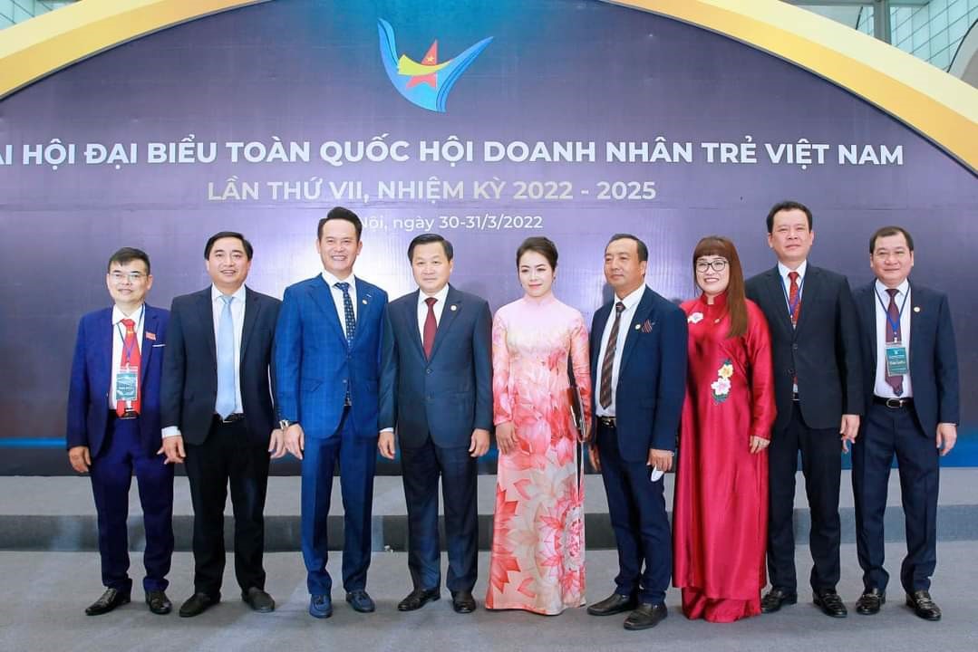 CEO Luu Thi Thanh Mau (pink gown) and members of the Vietnam Young Entrepreneurs Association cordially invited Deputy Prime Minister Le Minh Khai to attend the VII Congress, which will take place between 2022 and 2025.