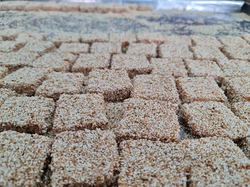 Sesame dry cake is made from rice, glutinous rice, sesame and sugar on the occasion of the Festival.