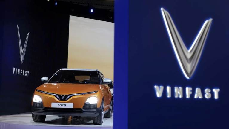 Một chiếc xe điện VinFast VF 5 được trưng bày tại gian hàng VinFast tại CES 2022 tại Trung tâm Hội nghị Las Vegas vào ngày 5 tháng 1 năm 2022 ở Las Vegas, Nevada.