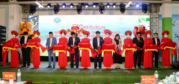 Phó Chủ tịch UBND tỉnh Phú Thọ- Nguyễn Thanh Hải cùng các đại biểu cắt băng khai trương tuần lễ quảng bá, giới thiệu và liên kết tiêu thụ sản phẩm OCOP gắn với du lịch