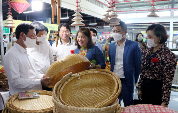 Chủ tịch UBND tỉnh Phú Thọ- Bùi Văn Quang thăm các gian hàng tại khu trưng bày, giới thiệu sản phẩm OCOP