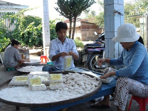 A village making Cam Le dry sesame cake.