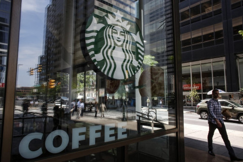 Starbucks interim CEO Schultz to suspend share buyback program