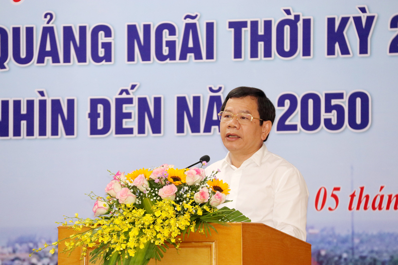 Mới đây, Chủ tịch UBND tỉnh Đặng Văn Minh đã chủ trì kiểm tra thực tế tiến độ triển khai thực hiện Dự án xây dựng cơ sở hạ tầng Khu tái định cư Vạn Tường, huyện Bình Sơn.
