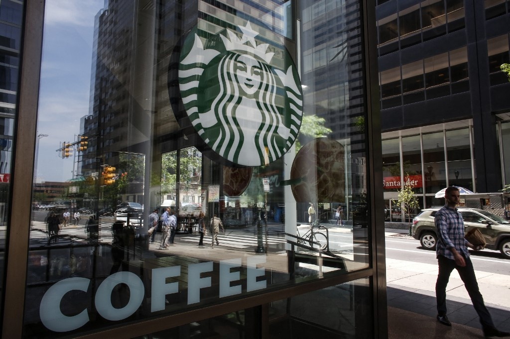 Starbucks interim CEO Schultz to suspend share buyback program, photo :KENA BETANCUR / AFP Starbucks interim CEO Schultz to suspend share buyback program, photo :KENA BETANCUR / AFP