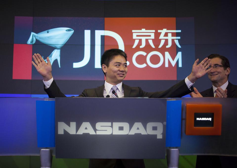 Richard Liu, người sáng lập và chủ tịch của JD.com, trung tâm, cử chỉ trong một buổi lễ IPO tại Nasdaq MarketSite ở New York vào năm 2014