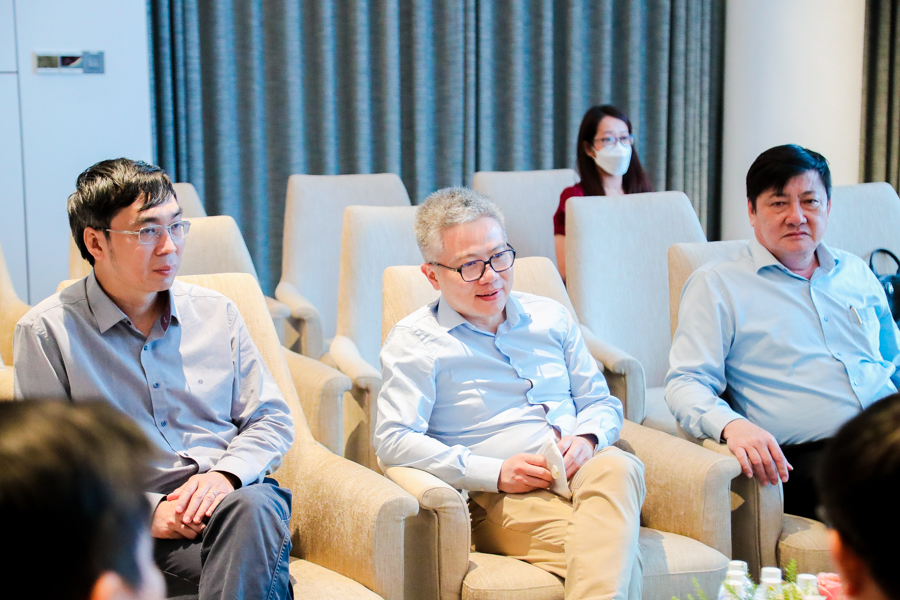 Professor Ngo Bao Chau (center) discussed the concept of establishing a Mathematics Village in Quy Nhon.