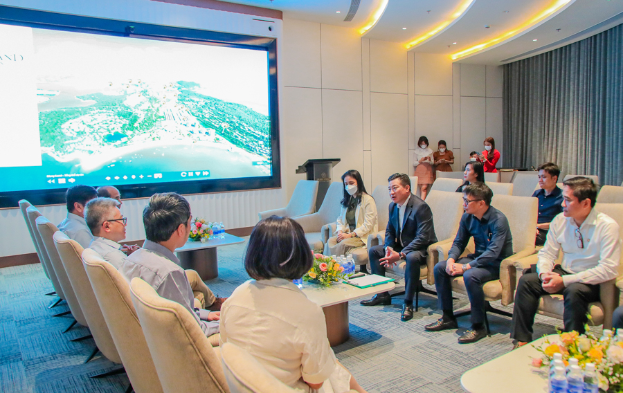 The meeting and exchange between the delegation of Prof. Ngo Bao Chau, VIASM and Group Chairman Nguyen Dinh Trung took place at MerryLand Quy Nhon on April 2, 2022.