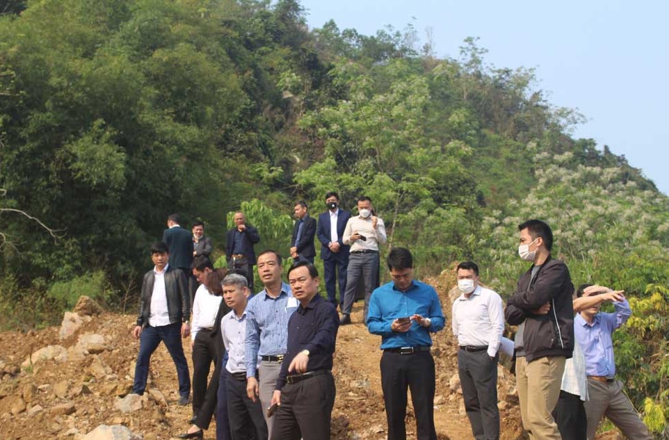 Đoàn công tác của UBND tỉnh Hòa Bình kiểm tra thực tế tiến độ thi công đường xóm Lanh - bến Sông, xã Cao Sơn (Đà Bắc).