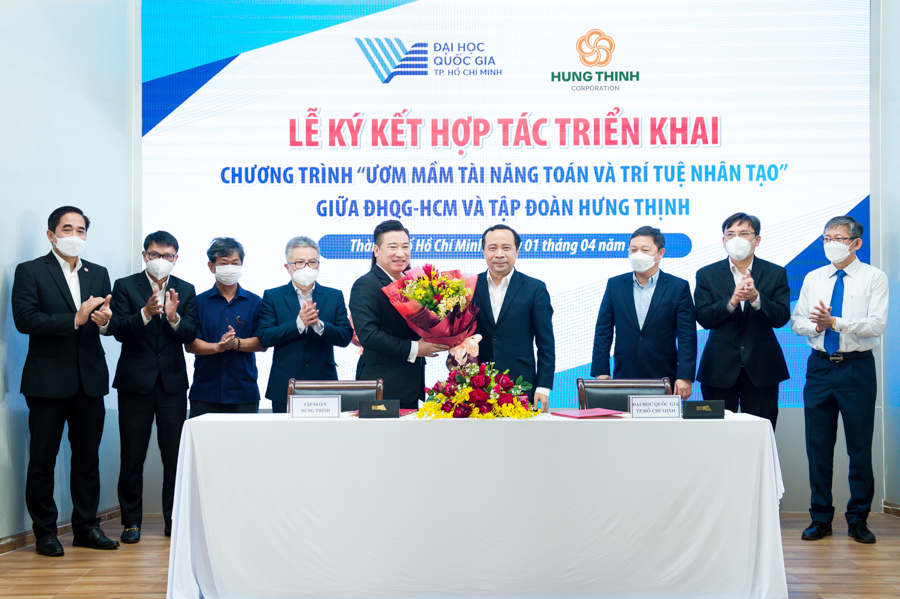 Assoc. Prof. Dr. Vu Hai Quan, President of VNU-HCM, gives flowers to Mr. Nguyen Dinh Trung, Chairman of Hung Thinh Corporation, congratulating him on the successful signing and implementation of the collaboration agreement.