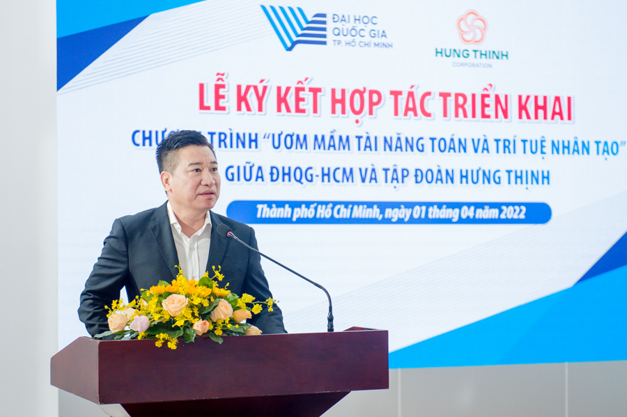 Mr. Nguyen Dinh Trung - Chairman of Hung Thinh Corporation gave a speech to share with delegates and students of VNU-HCM about the community responsibility in education of Hung Thinh through the program 