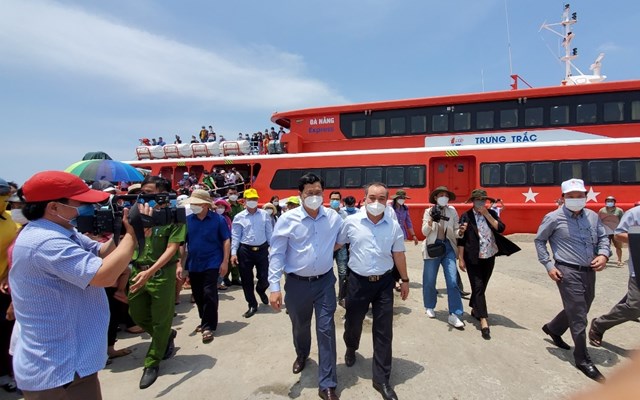 Tuyến tàu cao tốc bằng đường biển đầu tiên từ Đà Nẵng đi Lý Sơn mang tên Trưng Trắc đã khởi hành vượt 70 hải lý, chở hơn 300 hành khách đến đảo Lý Sơn