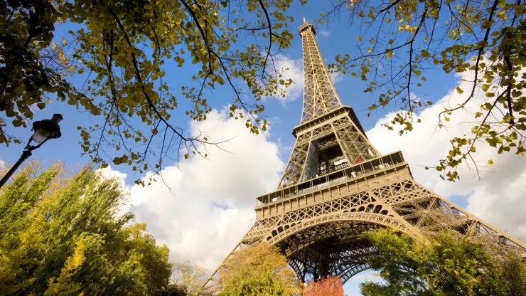 Pháp là một trong năm thành viên của Tổ chức Hợp tác và Phát triển Kinh tế duy nhất thu thuế từ tài sản ròng. Trong ảnh, Tháp Eiffel ở Paris.