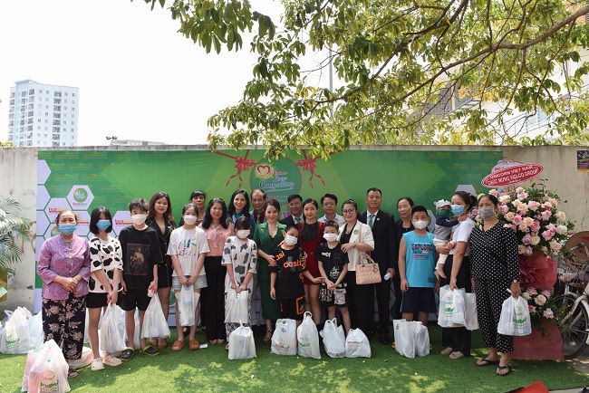 Các đại biểu trao tặng quà cho trẻ em có hoàn cảnh khó khăn trên địa bàn Hà Nội