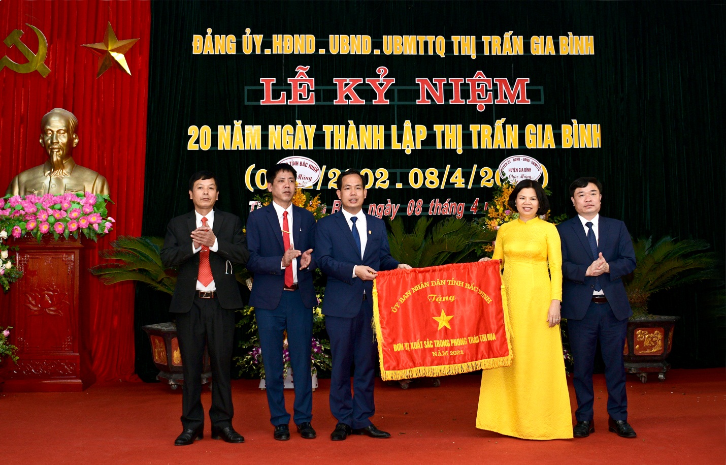 Chủ tịch UBND tỉnh Bắc Ninh Nguyễn Hương Giang trao Cờ thi đua cho thị trấn Gia Bình - Đơn vị xuất sắc năm 2021.