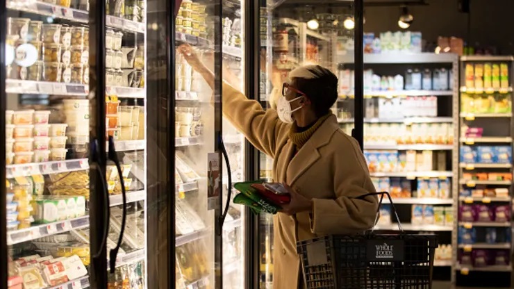 Một khách hàng chọn thực phẩm từ tủ đông tại một siêu thị vào ngày 12 tháng 1 năm 2022 ở thành phố New York.