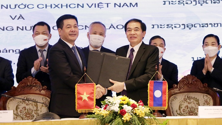 Vietnamese Minister of Industry and Trade Nguyen Hong Dien and his Lao counterpart Khampheng Xaysompheng exchange documents of cooperation. (Photo: VNA) Vietnamese Minister of Industry and Trade Nguyen Hong Dien and his Lao counterpart Khampheng Xaysompheng exchange documents of cooperation. (Photo: VNA)