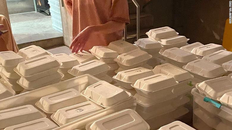 TC Pizza đã và đang chuẩn bị hàng trăm suất ăn đóng hộp để quyên góp cho những người có nhu cầu.