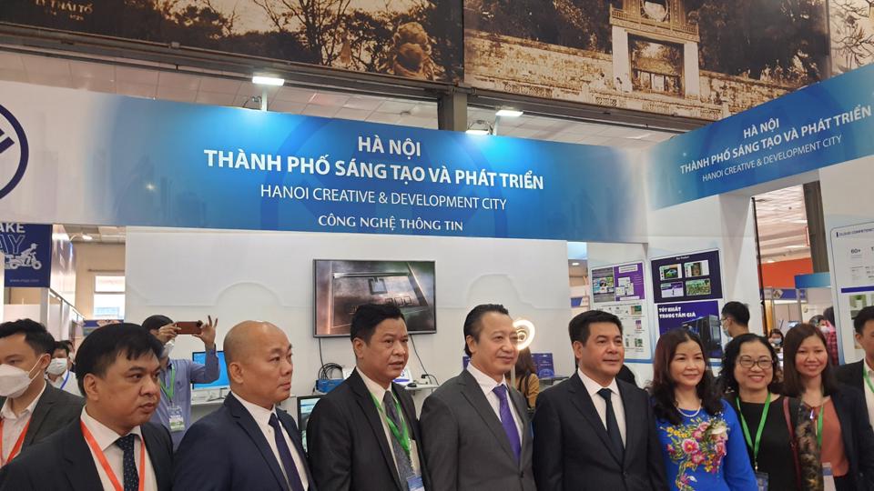Bộ trưởng Bộ Công Thương Nguyễn Hồng Diên và các đại biểu tại gian hàng của TP Hà Nội. (ảnh: kinhtedothi.vn)