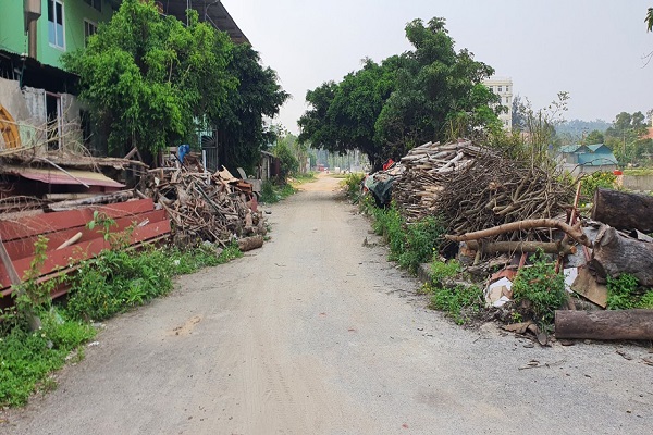 Bãi tập kết phế phẩm xây dựn và rác thải ngày sau khách sạn Cao Nguyễn