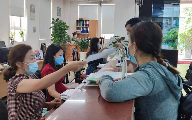 Người dân đến liên hệ làm việc tại cơ quan Bảo hiểm xã hội TP Hồ Chí Minh. (Ảnh: PLO)