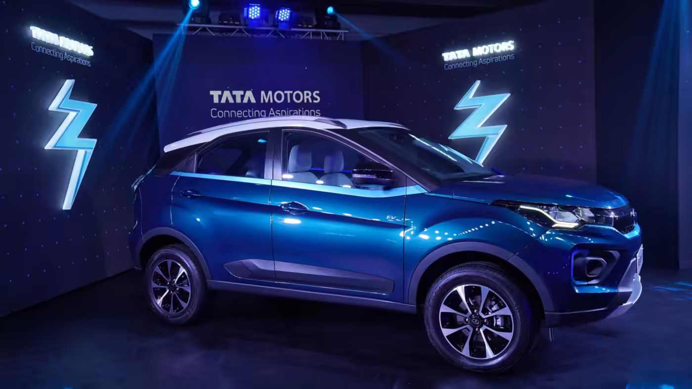 Tata Motors ra mắt mẫu xe thể thao đa dụng Nexon EV của mình tại Mumbai vào năm 2020. Ấn Độ đang thúc đẩy điện khí hóa để giảm nhập khẩu dầu và giảm thiểu ô nhiễm không khí. © Reuters