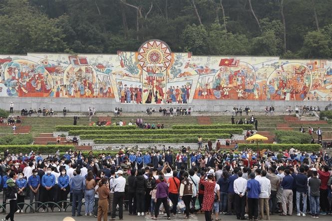 Numerous people attended the ceremony at the Special National Historic Site of Hung Temple. (Source: VNA).