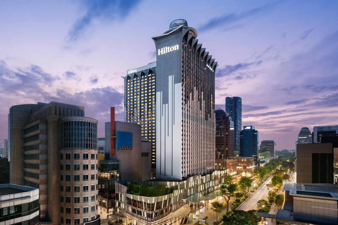 Khách sạn Hilton Singapore Orchard 1.080 phòng là khách sạn lớn nhất của Hilton ở Châu Á Thái Bình Dương.