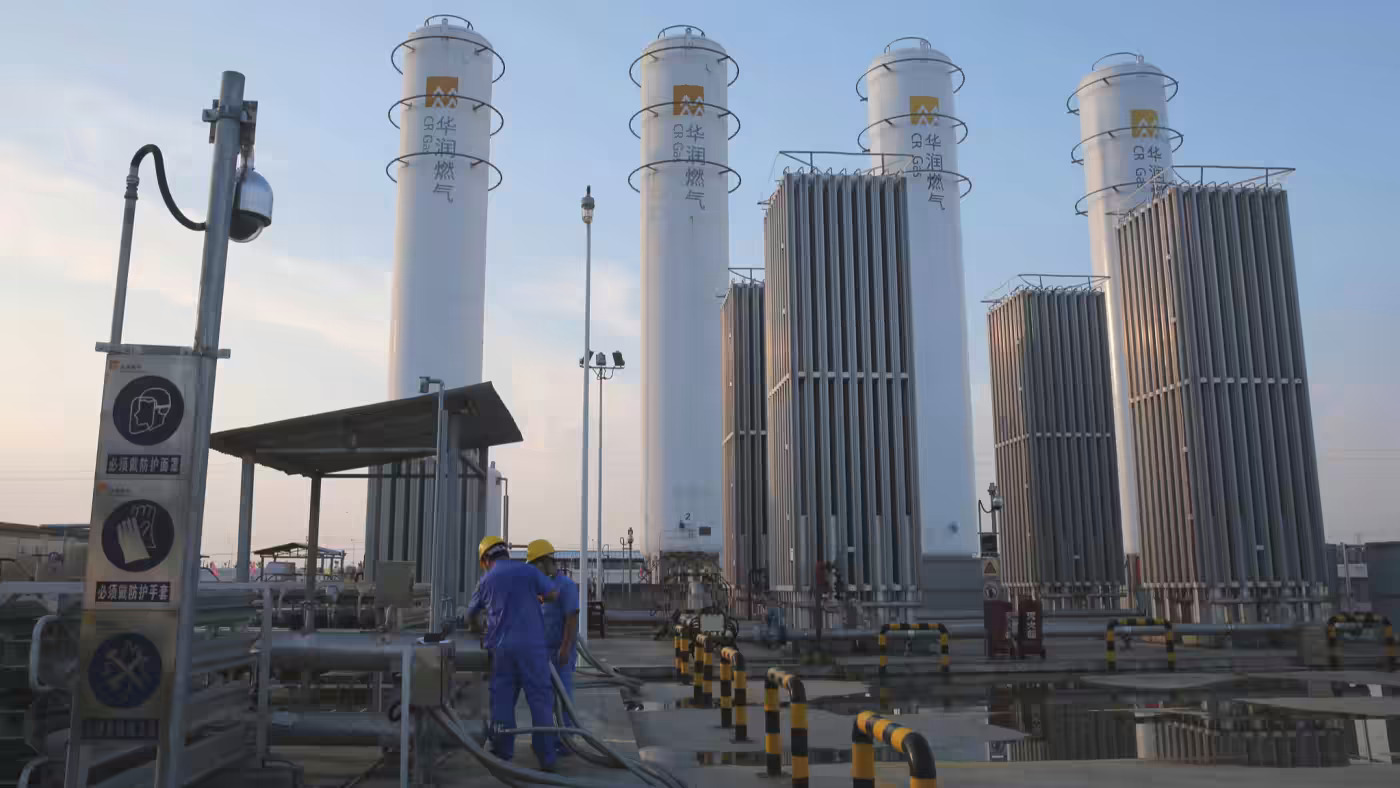 Các công nhân được nhìn thấy tại một cơ sở lưu trữ khí đốt tự nhiên hóa lỏng của China Resources Gas ở Tương Dương, tỉnh Hồ Bắc, Trung Quốc.