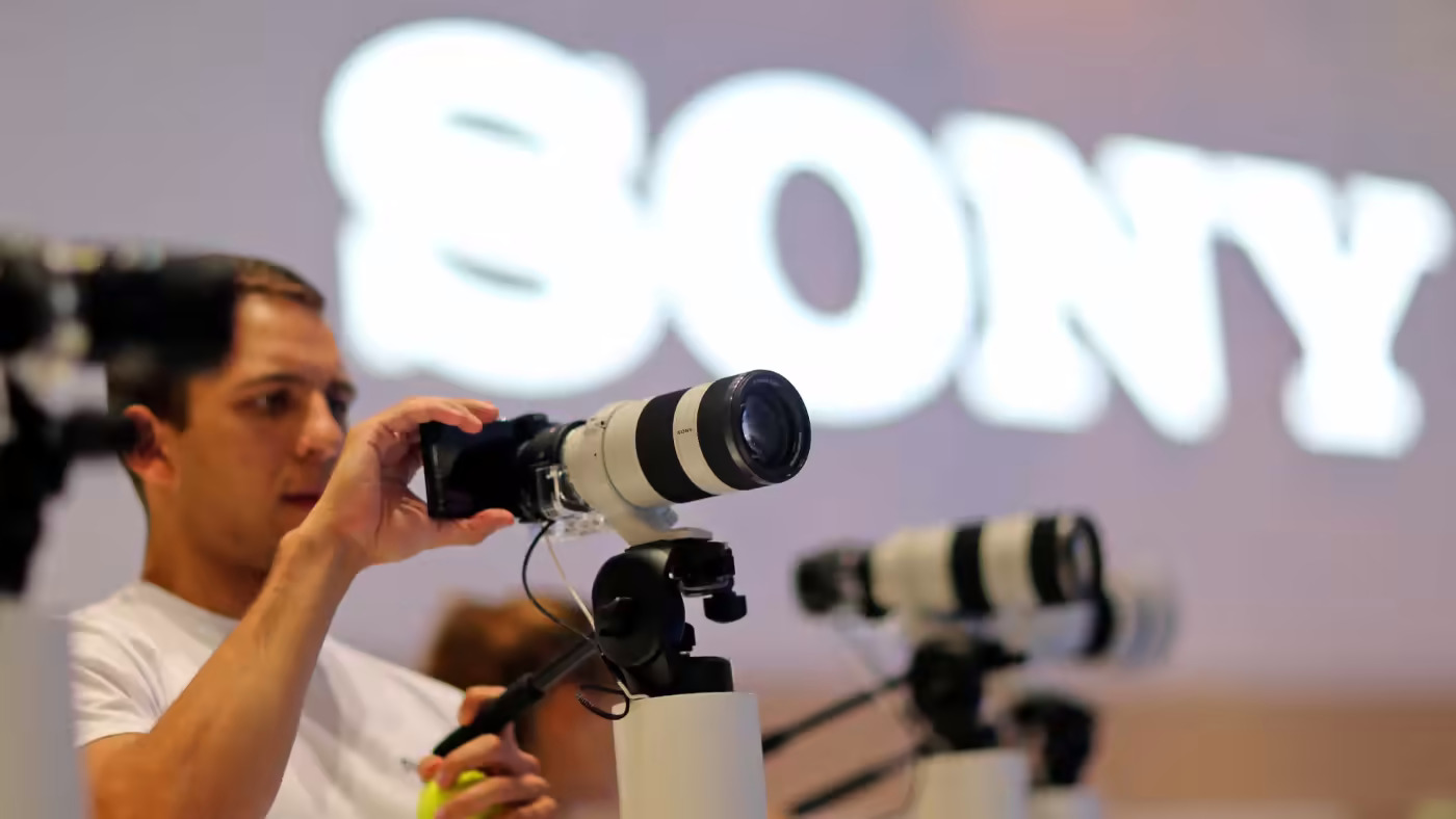Tập đoàn Sony, công ty sản xuất cả máy ảnh và cảm biến hình ảnh, sẽ tham gia vào một liên minh nhằm cung cấp cách phát hiện ảnh và video giả. © Reuters