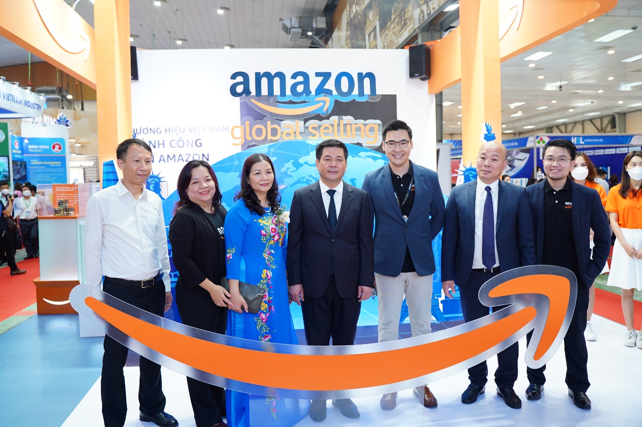 Minister of Industry and Trade – Mr Nguyen Hong Dien, Director of Trade Promotion Department - Mr Vu Ba Phu, Acting Director of Hanoi Department of Industry and Trade - Ms Tran Thi Phuong Lan, and Amazon Global Selling Vietnam representative opened the booth of Amazon at Vietnam Expo 2022.