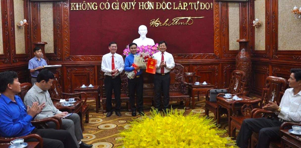 Phó Chủ tịch UBND tỉnh Trần Văn Mi (bên phải) trao quyết định bổ nhiệm Giám đốc Trung tâm Xúc tiến đầu tư thương mại và du lịch tỉnh đối với anh Trần Quốc Duy