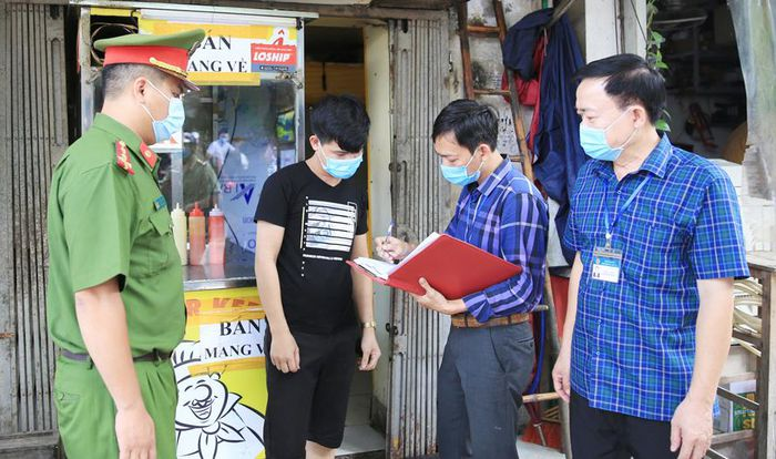 The functional forces of Phuc Xa ward (Ba Dinh district) check and remind a business household to strictly comply with regulations on prevention and control of the Covid-19 epidemic (Photo: Do Tam). The functional forces of Phuc Xa ward (Ba Dinh district) check and remind a business household to strictly comply with regulations on prevention and control of the Covid-19 epidemic (Photo: Do Tam).
