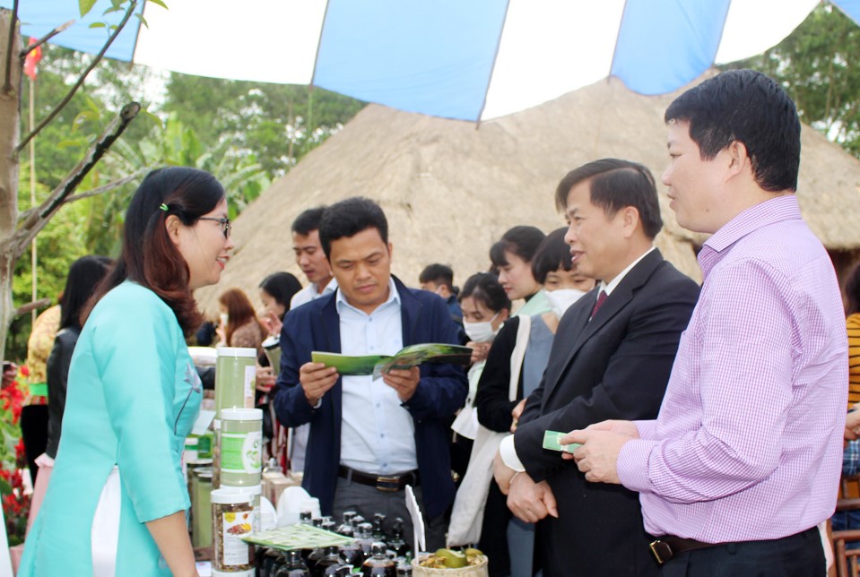 Lãnh đạo UBND tỉnh Hòa Bình và các đại biểu thăm quan các gian hàng của hợp tác xã.